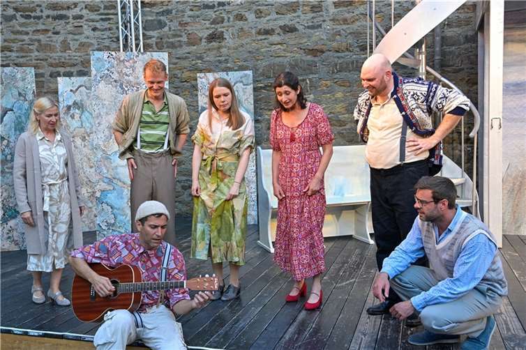 Szene aus dem Stück „Wie im Himmel“ der Mayener Burgfestspiele.  Foto: Peter Seydel