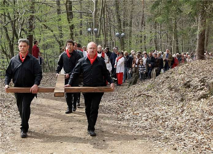 Szene aus der 150-Jahrfeier des Adenauer Kreuzweges. Fotos: Werner Dreschers