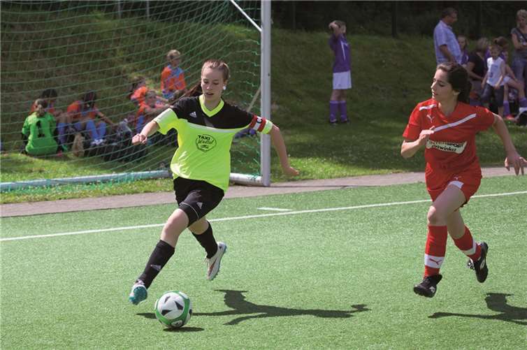 Szene aus der Begegnung SV Ellingen gegen FFC Neuwied (rote Trikos).