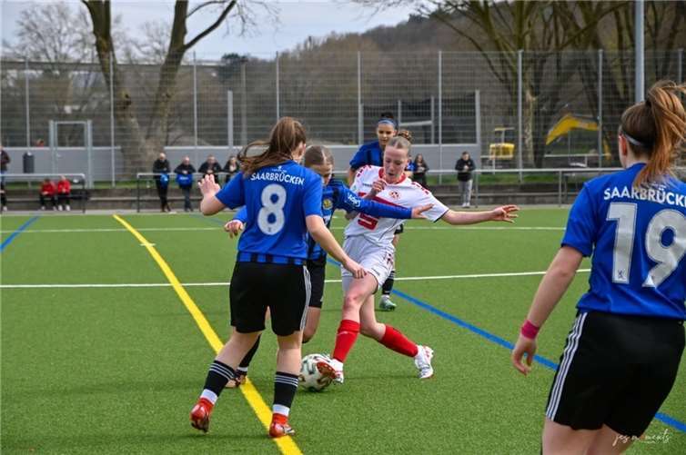 Szene des Spiels zwischen der U17 des SC13 Bad Neuenahr und Saarbrücken.  Foto: Guido Kölzer