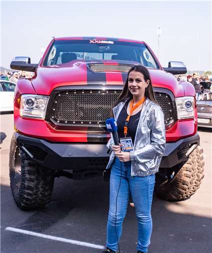 „Szenegirl“ Zoe beim Fahrzeugcheck...