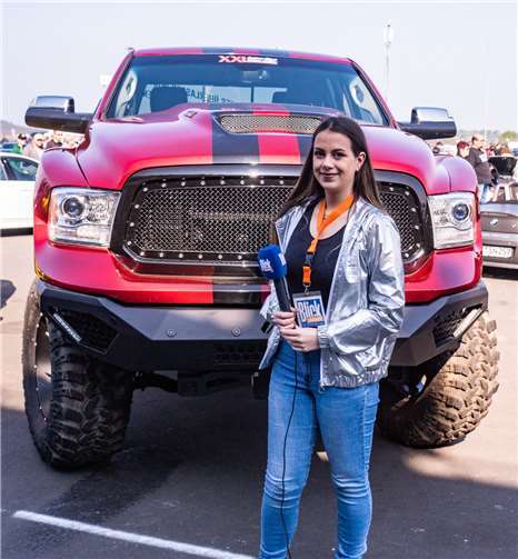 „Szenegirl“ Zoe beim Fahrzeugcheck...