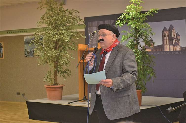 Szenenapplaus für „Gerald Gauloises“, Moderator Eberhard Thomas Müller, der ein Liebeslied auf die Caritas vortrug.