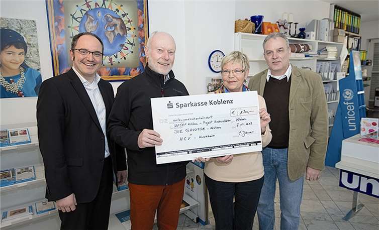 T. Than; Dr. A. Esser; Frau Bauer, UNICEF; H. Braun (v.l.n.r.). D. Merten