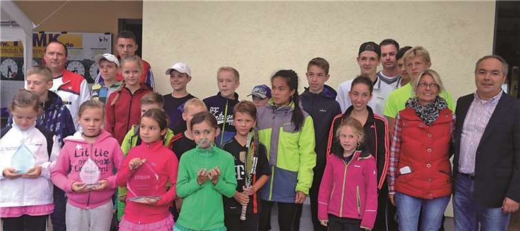 TCMK-Präsident Wolfgang Knöll (r.), Turnierleitung Elke Schuth (2.v.r.) und Arnos Schuth (l.) gemeinsam mit den Siegern und Platzierten des Zeidan-Cup 2015. privat