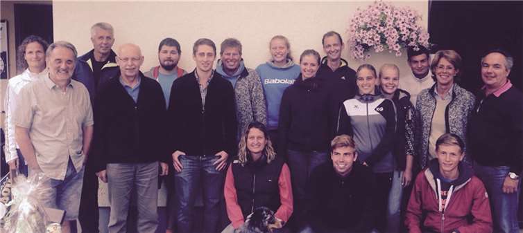 TCMK-Präsident Wolfgang Knöll und Ehefrau Dorothe (r.) gemeinsam mit den Siegern und Platzierten des Sparkassen-Cups 2015.privat