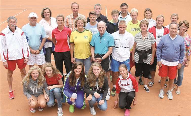 TCMK-Präsident Wolfgang Knöll (v.r.) mit den Turnierhelfern sowie Siegern und Platzierten des „Sparkassen-Cup“.  privat