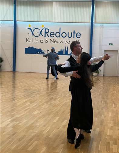 TGC-Trainer Wolfgang Diedicke tanzt mit einer Schülerin der Tanz-AG am Eichendorff-Gymnasium in Koblenz. Foto: privat