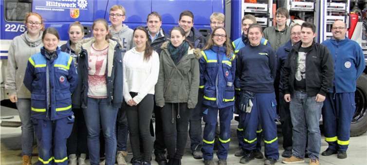 THW-Ausbilder Marco Schmieding (r.) mit den neuen Helferanwärtern (v.l. 1. Reihe): Lena Grazek, Annalena Di Carlo, Melina Dannhorst, Annika Schmieding, Tatina Kremser, Bianca Reuter, Fabian Krupp; (2. Reihe:) Victoria Bonesteel, Patricia Nadolny, Henry Bonesteel, Nicolai Bonnet, Sebastian Glauer, Martin-Josef Tils, Hendrik Knieps, Claudia Bongart, Marc Weber.privat