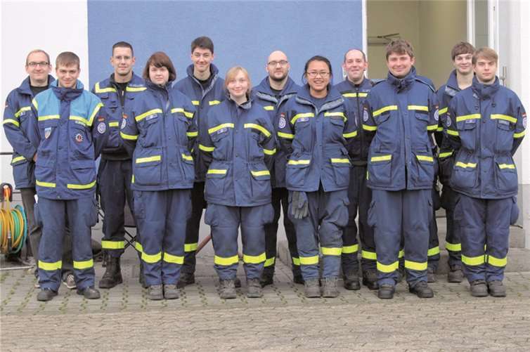 THW-Ausbilder Thomas Wruck (hinten l.) mit den Teilnehmern des Lehrgangs (v.l. hinten): Erik Höllger, Simon Etten, Christian Niemeyer, Sascha Wienert, Moritz Poser; (vorne:) Fabian Bongart, Angelique Ippendorf, Nurid Steinheuer, Fan Kulupahad, Kilian Heuwagen, Leo Krause.privat