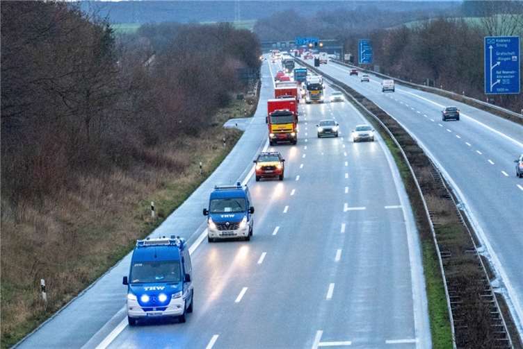 THW-Einsatzkräfte auf der A61 bei Ahrweiler begleiten das französische Modul auf seinem Weg von der Grenze bis nach Niedersachsen.  Foto: THW/Nils Piel