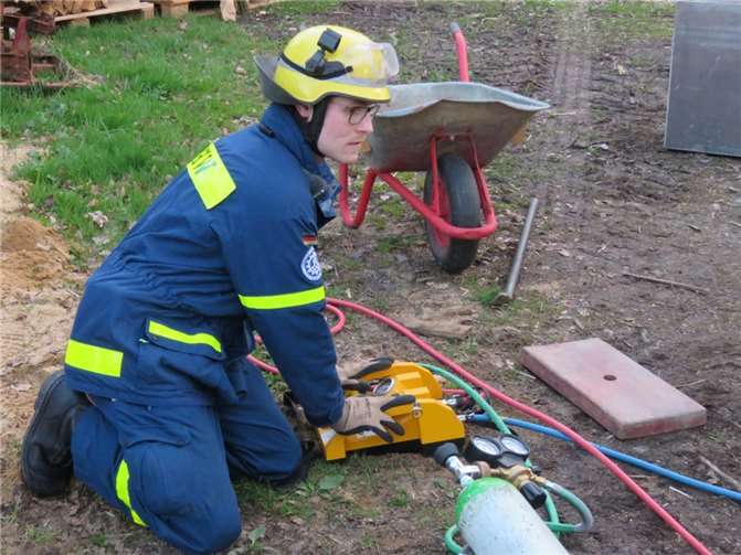 THW-Einsatzkraft bedient das Steuerungsinstrument für die Hebekissen.  Foto:THW Ahrweiler, Arnulf Czerwinski