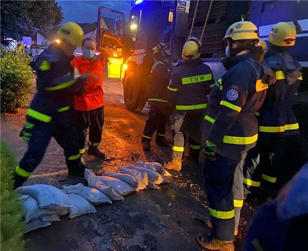 THW-Helfer errichten eine Sandsackbarriere.Fotos: THW Ahrweiler