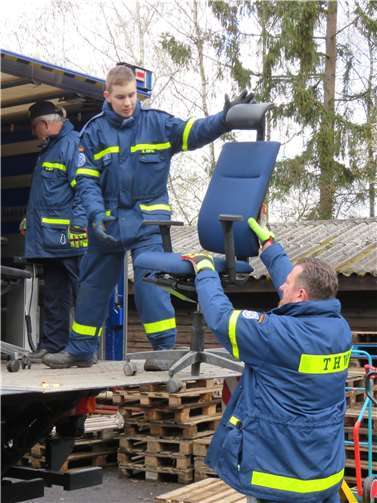 THW Ahrweiler zieht in renovierte Unterkunft zurück THW-Helfer unterstützen beim Umzug. Foto: THW