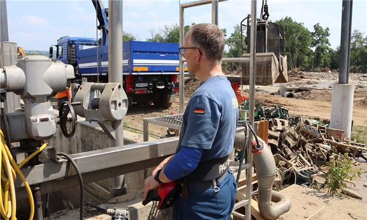 THW-Helferinnen und -Helfer setzen spezielle Schmutzwasserpumpen ein, wie hier bei der Kläranlage in Sinzig. Foto: THW