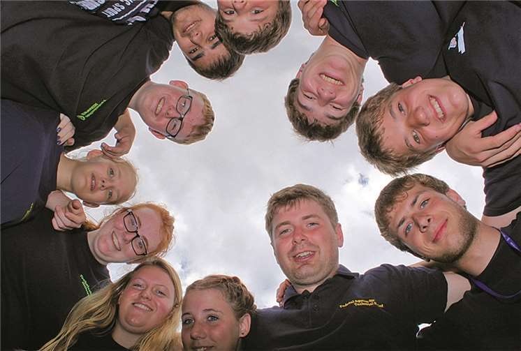 THW-Jugendbetreuer Kilian Heuwagen (unten) mit seinen Jugendlichen auf dem Bundesjugendlager 2014.