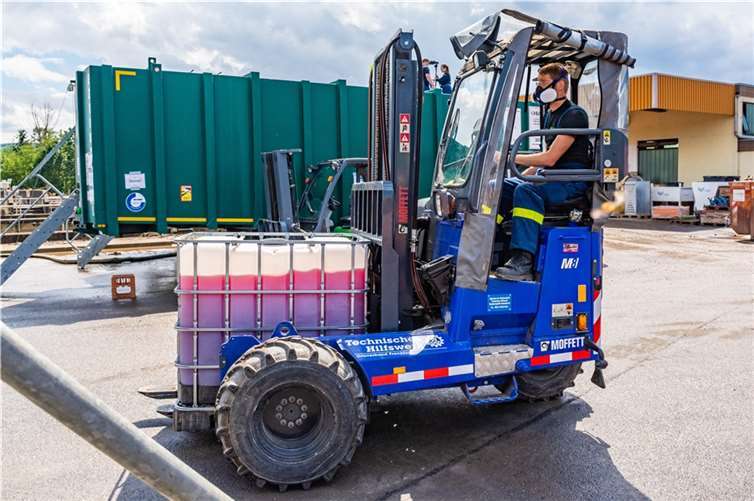 THW-Kräfte befördern die Container mit verschmutztem Wasser unter strengen Sicherheitsmaßnahmen. Foto: THW/Lara Kretzschmar