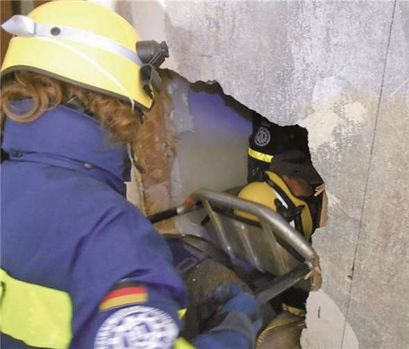 THW-Kräfte bei der Personenrettung.THW Bendorf