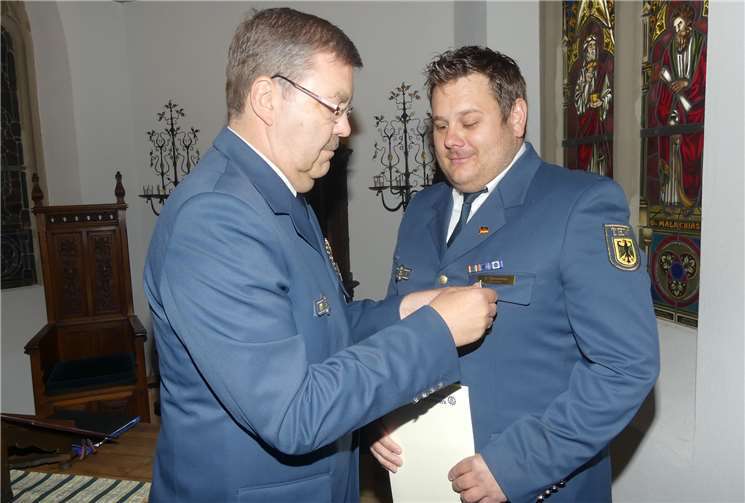 THW-Landesbeauftragter Werner Vogt überreichte Ehrenzeichenund Urkunde in der Burgkapelle der Ravenés.