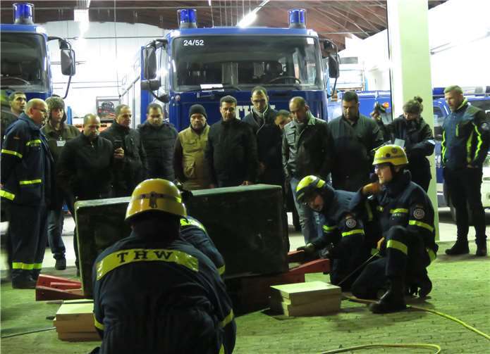 THW-Ortsbeauftragter Marco Schmieding (l.) präsentierte den jordanischen Gästen einen normalen Ausbildungsdienst des THW.