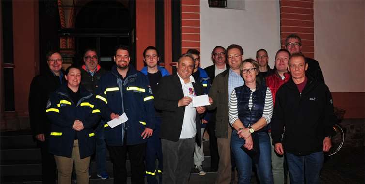 THW und Bürgerforum freuten sich über die großzügige Spende aus dem Erlös des Bierstandes.-rü