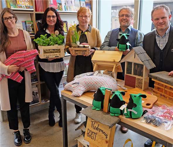 TI-Leiterin Vanessa Selent, InForma-Geschäftsführerin Heike Louis, Amtsleiterin Petra Neuendorf, InForma-Geschäftsführer Klaus Gleichauf und Oberbürgermeister Jan Einig (von links) freuen sich über das neue Angebot an Inklusionsartikeln, das die TI bereithält.Foto: Stadt Neuwied