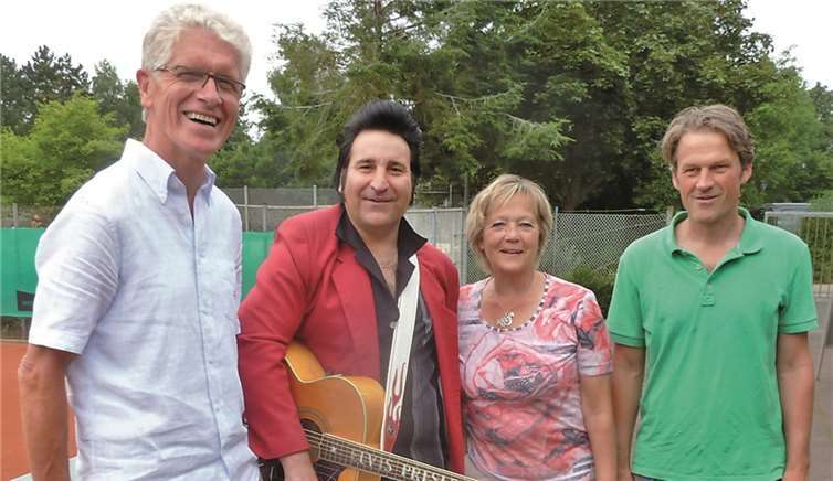 TK-Chef Wolf-Ullrich Scherhag und „Elvis“ (Kai v. Kajdacsy) ehren die Klubmeister Dorothea Mathy und Valentin Eisch.