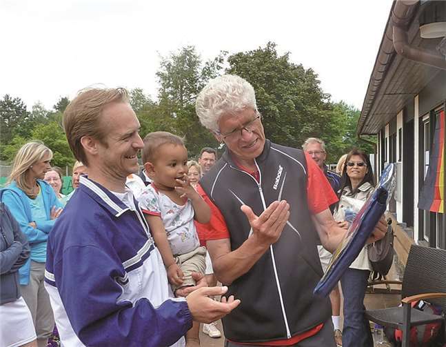 TK-Vorsitzender Wolf-Ullrich Scherhag gratulierte dem Turniersieger Heiko Perkuhn (mit Sohn Ananda). privat