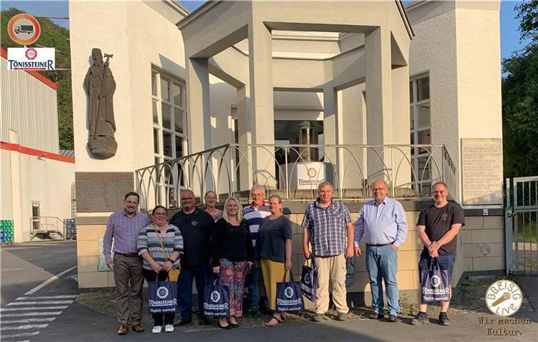 TS-Betriebsleiter Sascha Mallm, Natascha & Thomas Elksnat, Angelika Weigel, Verena Örenbas, Gerold Huhn, Alexandra Heer, B.l-Vorsitzender Rüdiger Kowalsky, TS-Geschäftsführer Hermann-Josef Hoppe und Michael Koch.  Foto:Ellen Kowalsky