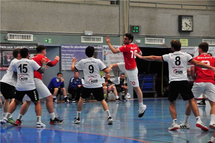 TSB II-Spieler Felix Gutfrucht beim Wurf.  Foto: Turnerschaft Bendorf