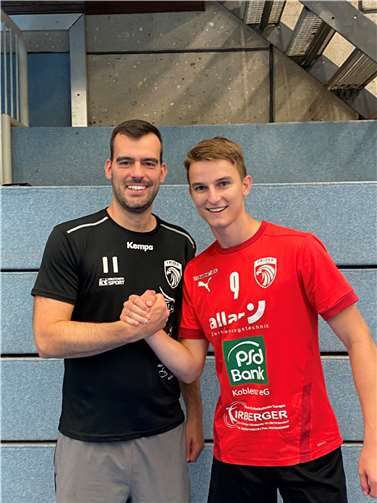 TSB-Trainer Litzmann (links) heißt Marco Brügel (rechts) im Bendorfer Trikot willkommen.  Foto: Turnerschaft Bendorf