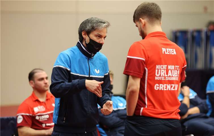 TTC-Cheftrainier Colin Heow mit Cristian Pletea. Foto: TTC Grenzau