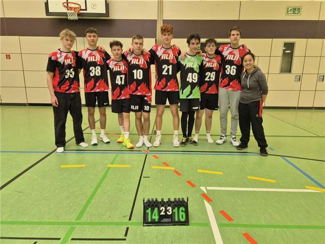 TV 05 Mülheim III nach verlorenem Spiel (v.l).: D. Nestmann, V. Günther, N. Drude, A. Schultz (Kapitän), E. Chiara, J. Veit, L. Argento, J. Hartung, N. Kreichauf (Trainer). Foto: privat