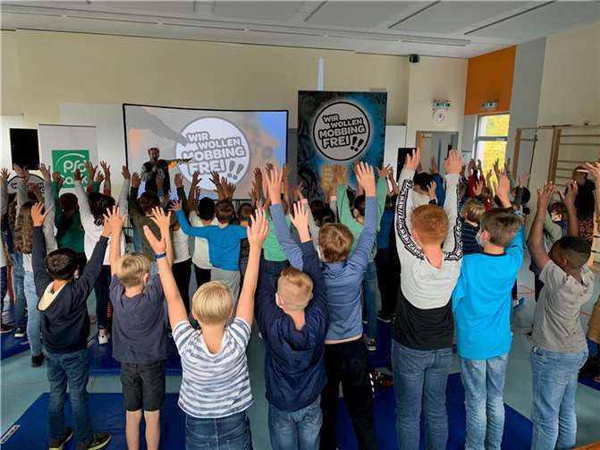 TV-Moderator Tom Lehel machte mit seinem Anti-Mobbing-Programm an verschiedenen Koblenzer Grundschulen, wie hier in Moselweiß, Halt. Foto: Stadt Koblenz/Mooz