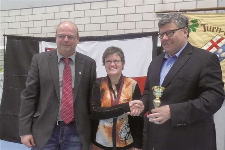 TV-Vorsitzender Andreas Wagner (l.) und Verbandsbürgermeister MichaelMahlert gratulieren Behindertensportlerin Jutta Höfer zu ihren vielensportlichen Erfolgen.