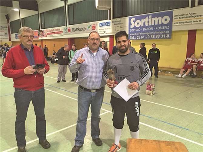TV-Vorstandsmitglied Karl Klein, TV-Vorsitzender Marcus Welling, bester Torwart Mohammed Basibüyük (v.l.n.r.).privat