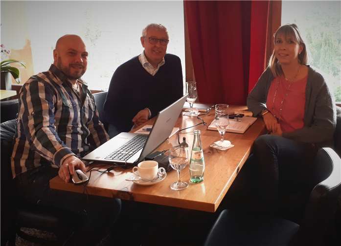 TV Waldesch im Februar: Alex Specht (l.) mit der Vereinsvorsitzenden Silke Bardon und Schatzmeister Ruppert Kipp. Quelle: Tennisverband Rheinland