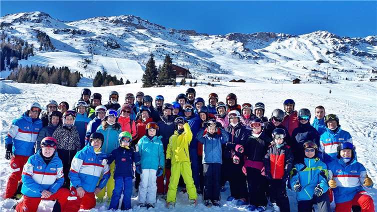 TV06-Skigruppe mit Übungsleitern vor bezaubernder Bergkulisse.  Foto: privat