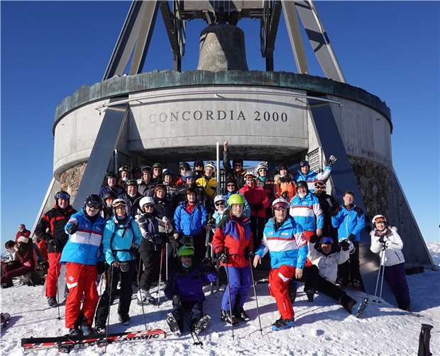 TV06-Skigruppe vor der Friedensglocke auf dem Kornplatz 2275m.  Foto: privat