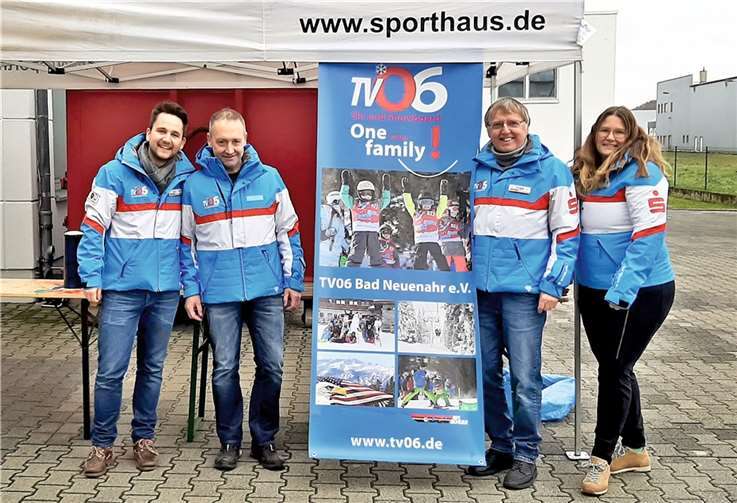TV06-Übungsleiter/innen vor dem Info-Stand in Mülheim-Kärlich. V.l.: Jan Stelzer, Wolfgang Löwen, Ingo Terschanski und Andrea Hamacher.Foto: privat