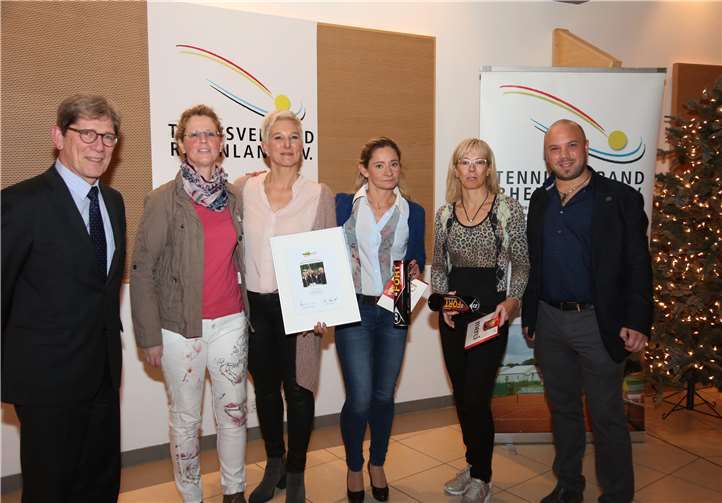 TVR-Schatzmeister Wolfgang Jung (links) freute sich mit den Damen40 des TC Bad Breisig über den Verbandsliga-Titel. Es spielten Katharina Sitko, Claudia Laufs, Heike Schwamborn, Monika Koschel, Kirsten Meurer, Britta Wortmann-Neudeck, Anne Schlangen, Dagmar Erben, Andrea Gräfin von Spee und Lejla Truöl. Rechts TVR-Präsidiumsmitglied Alexander Specht.
