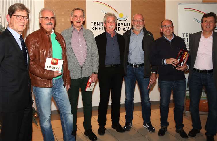 TVR-Vizepräsident Carl Kipp (rechts) und Schatzmeister Wolfgang Jung freuten sich mit den Spielern der Herren60-Mannschaft des TC Am Kleeblatt Mayen über den Sieg in der Rheinland-Liga. Die Meistermannschaft spielte mit Günther Rausch, Ralph Münzel, Elmar Woldt, Hans-Walter May, Reinhold Loosen, Heinz Gail und Wolfgang Luithlen.