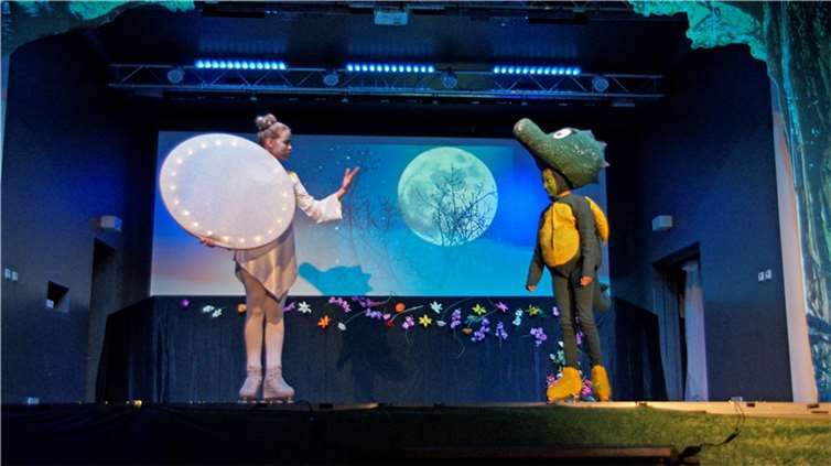 Tabaluga begegnet dem Mond.