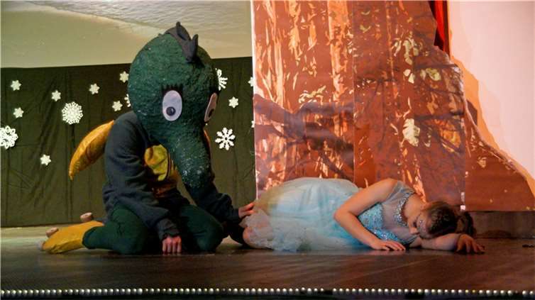 Tabaluga möchte, dass Lilli wieder aufwacht.