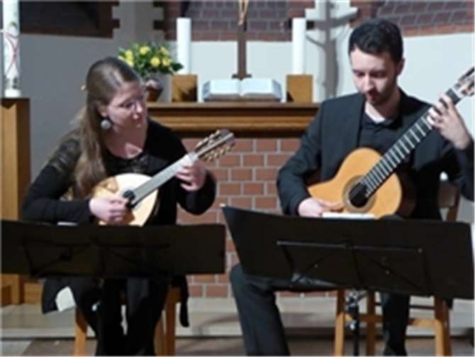 Tabea Förster (Mandoline) und Stefan Gymsa (Gitarre) beim Konzert in der Lukaskirche. privat