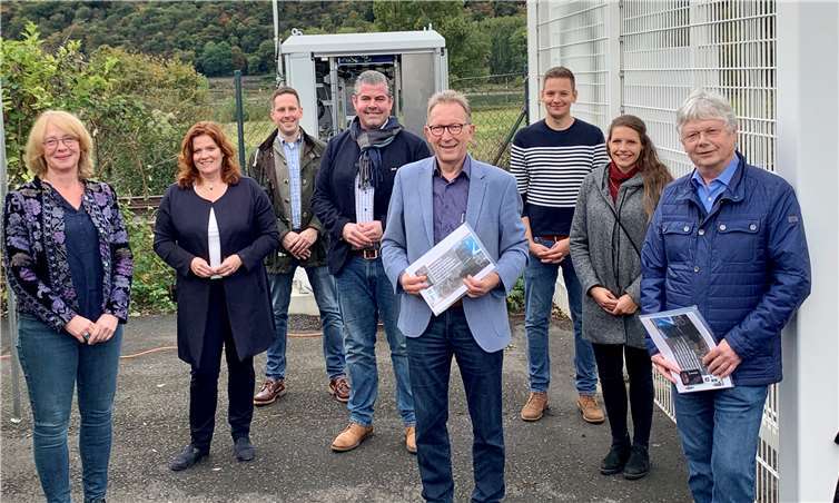 Tabea Rößner MdB (1. vl), Sandra Weeser MdB (2. vl) und Erwin Rüddel MdB (5. vl) mit Mitarbeitern der Firma Railwatch und Reiner W. Schmitz (rechts), Beauftragter der VG Bad Hönningen. Foto: privat