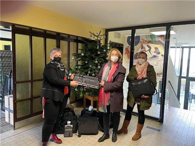 Tabea Rößner, MdB, übergibt Laptopspenden. V.l.: Dagmar Vitten, Tabea Rößner, MdL, und Steffani Jürries.Quelle: BÜNDNIS 90/DIE GRÜNEN KV Ahrweiler