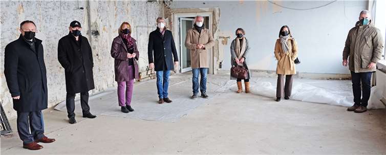 Tabea Rößner mit Oberbürgermeister Jan Einig und Weiteren in der Deichkrone. Foto: Stadtverwaltung Neuwied