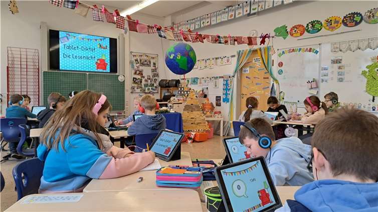 Tablets kommen im Unterricht der Neuwieder Grundschulen – hier in der Maria-Goretti-Schule – regelmäßig zum Einsatz.  Foto: Stadt Neuwied/Sebastian Krings