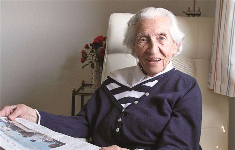 Täglich liest die 103-jährige Maria Höhner die Tageszeitung. „Ich will genau wissen, was in der Welt los ist“. Anja Loudovici